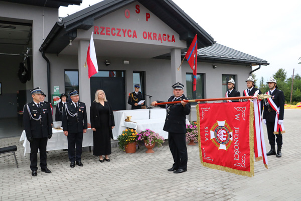 NOWA REMIZA I SZTANDAR DLA JEDNOSTKI OSP Z RZECZYCY OKRĄGŁEJ